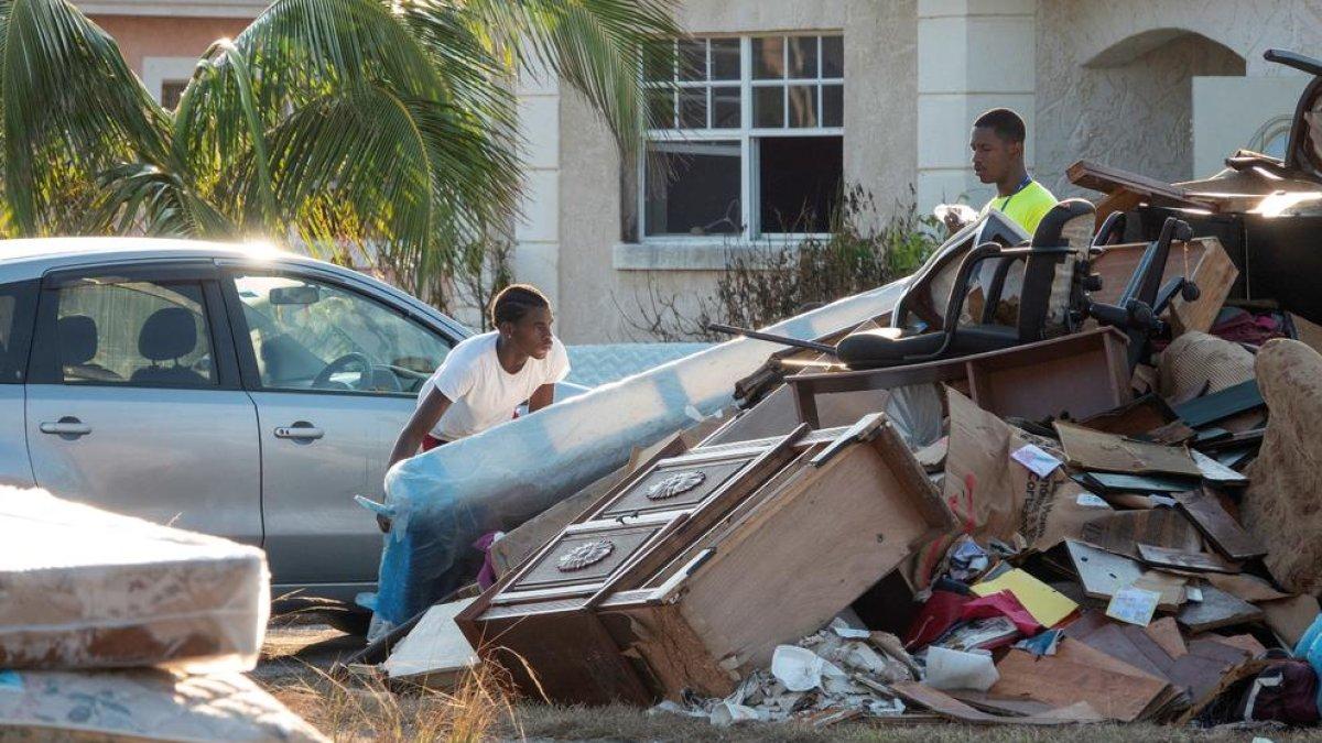 Bahamians intentant recuperar béns després de l’huracà Dorian.