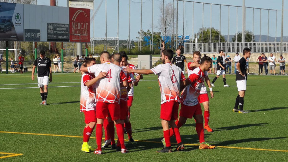 Los jugadores del Mollet celebran uno de los goles que les dieron el ascenso a Primera Catalana ante el Artesa de Segre.