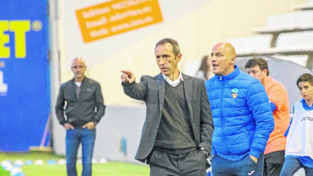 Oliva da instrucciones el pasado domingo ante el Badalona.