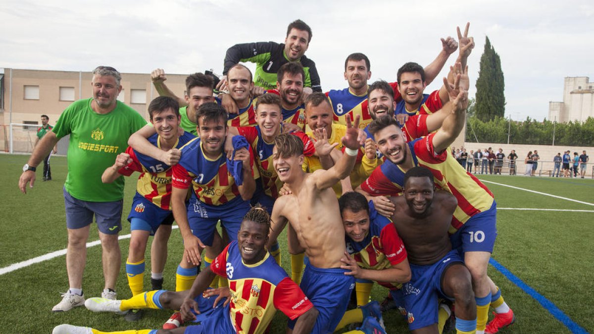 Los jugadores del Bellpuig celebrando el ascenso.