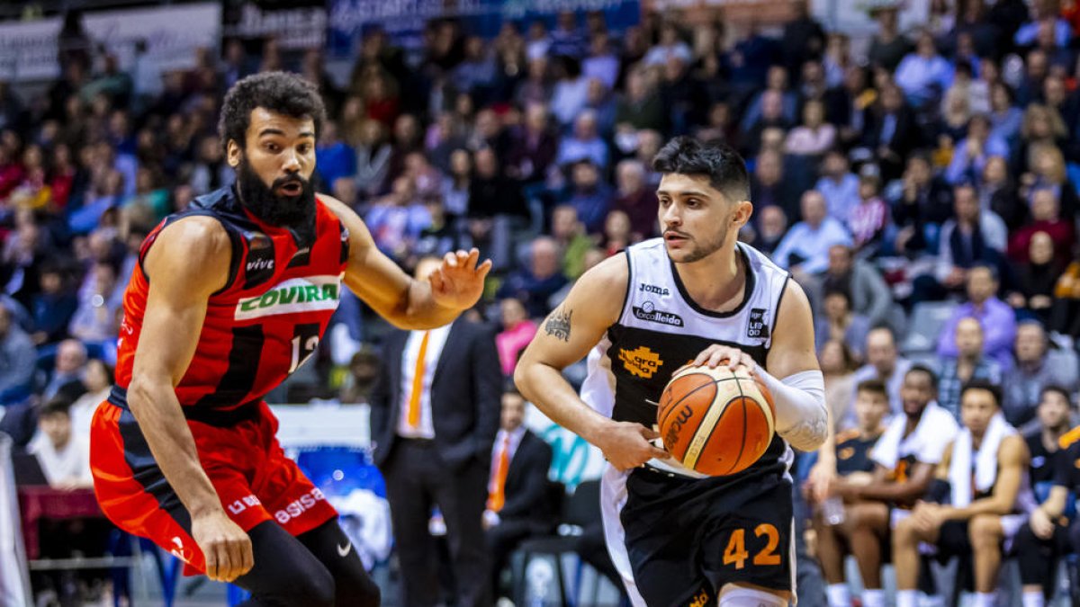 El gallec Sergi Quintela intenta escapar-se del marcatge de Devin Wright, jugador del Granada.