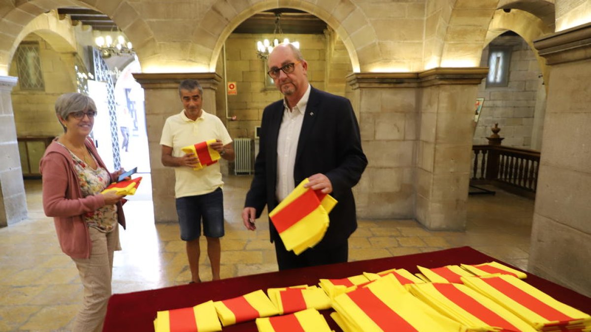 La Paeria va entregar ahir senyeres als ciutadans, que també poden recollir-les avui.