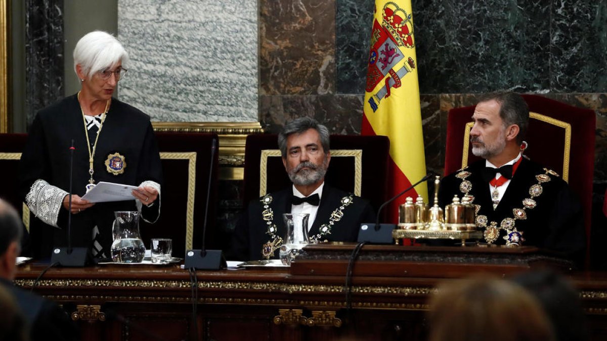 La fiscal general de l’Estat, María José Segarra, al costat de Carlos Lesmes i Felip VI, ahir durant l’inici de l’any judicial.