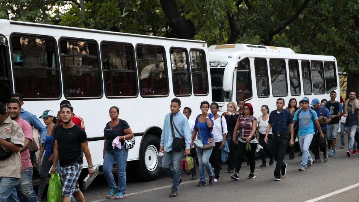 Los usuarios del metro se vieron obligados a continuar sus caminos a pie.