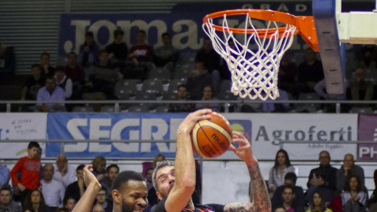 Guille Rubio captura un rebote ante Shaquille O’Neal Cleare.
