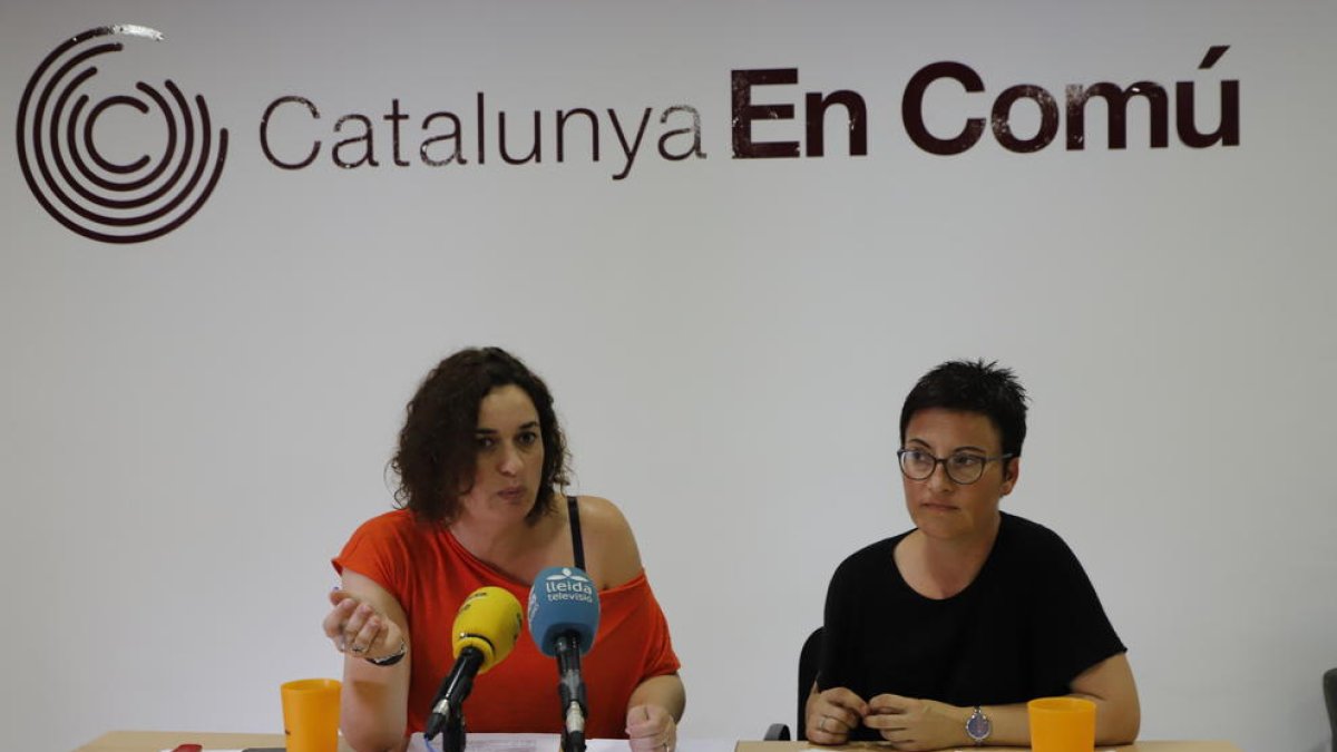 La senadora Sara Vilà y la diputada Marta Ribas de Catalunya en Comú Podem, ayer en rueda de prensa.