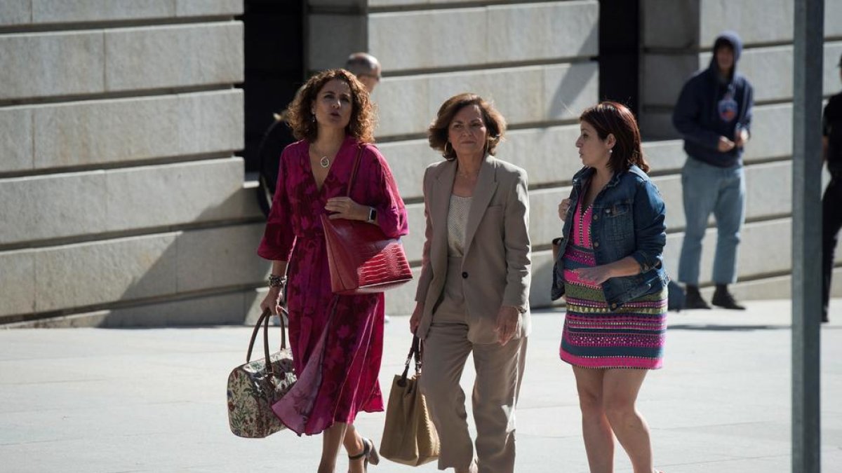 La vicepresidenta del Govern en funcions, Carmen Calvo (centre), la número dos del PSOE, Adriana Lastra, i la ministra d'Hisenda en funcions, María Jesús Montero (esquerra), a la seua arribada aquest dimarts al Congrés dels Diputats.