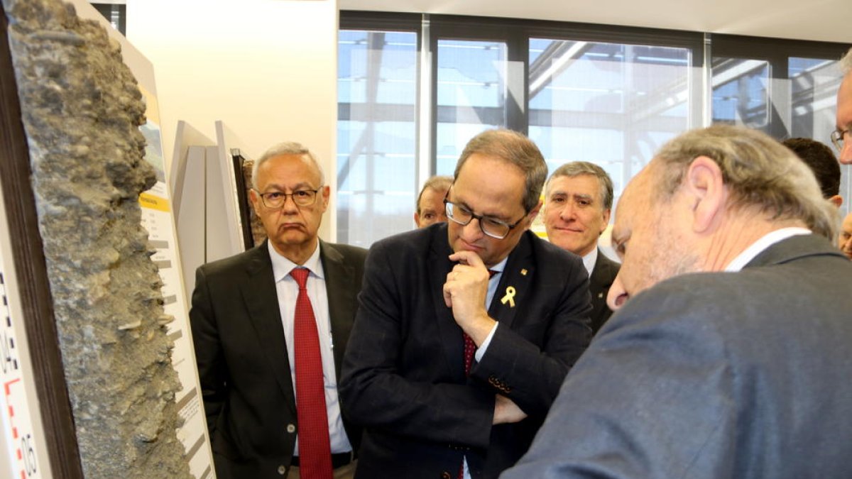 Torra es va reunir amb els alcaldes del Jussà i va rebre explicacions a l’Institut Geològic i Cartogràfic.