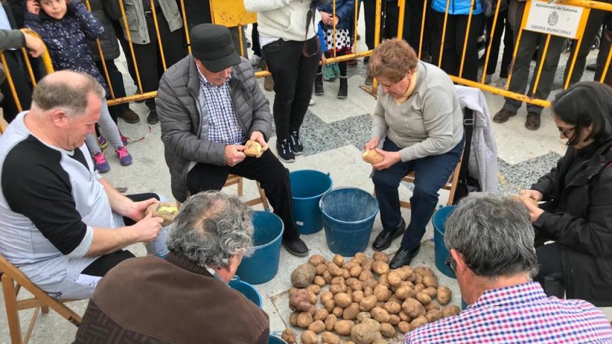 El concurs de pelar patates va atreure nombrós públic.