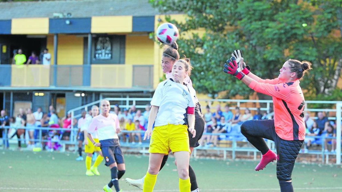 Rebeca Peinado intenta refusar una pilota aèria davant d’una rival de l’Espanyol.