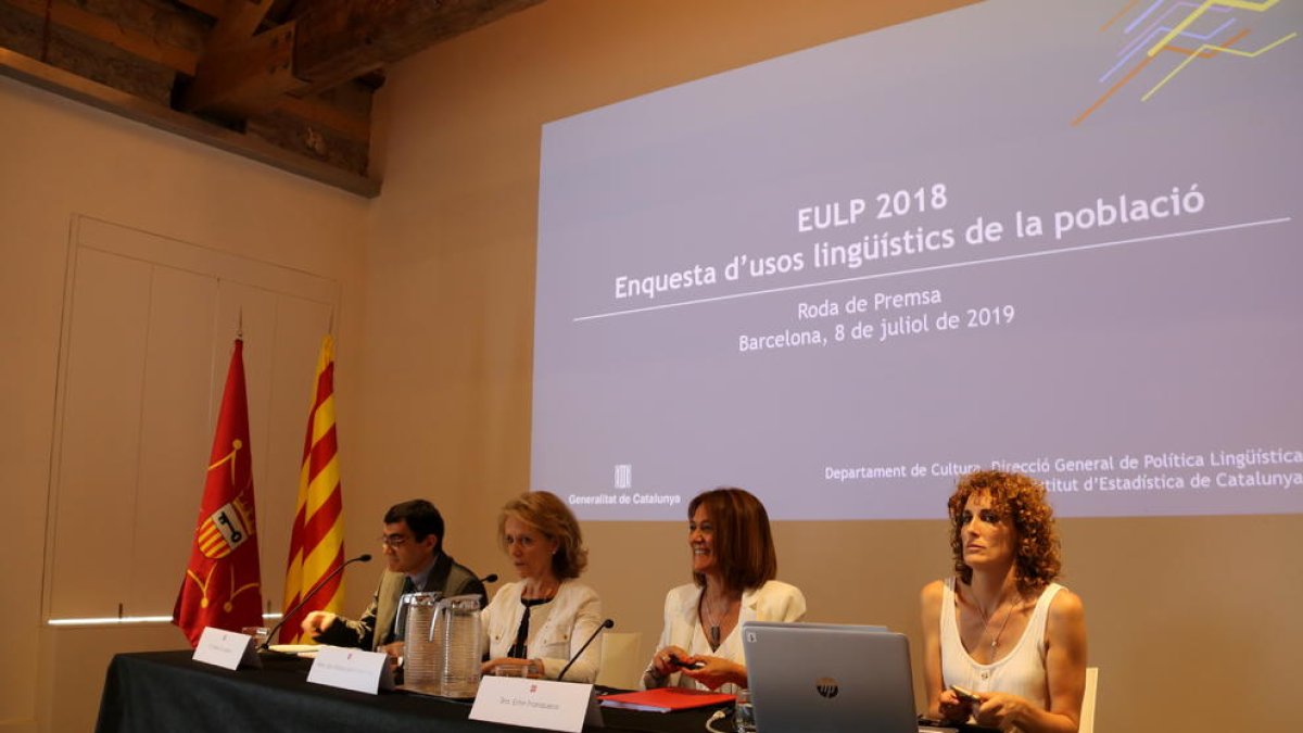 La consellera de Cultura (2ª izquierda) presentó ayer la encuesta.