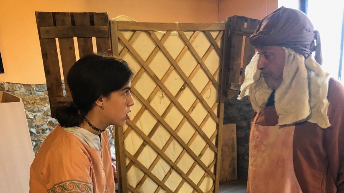 Actores y actrices amateurs ensayan ‘La profecia de Gradepus’.