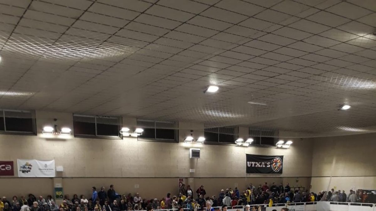 Les jugadores del Vila-sana, ahir a la seua pista durant el partit contra el Voltregà.