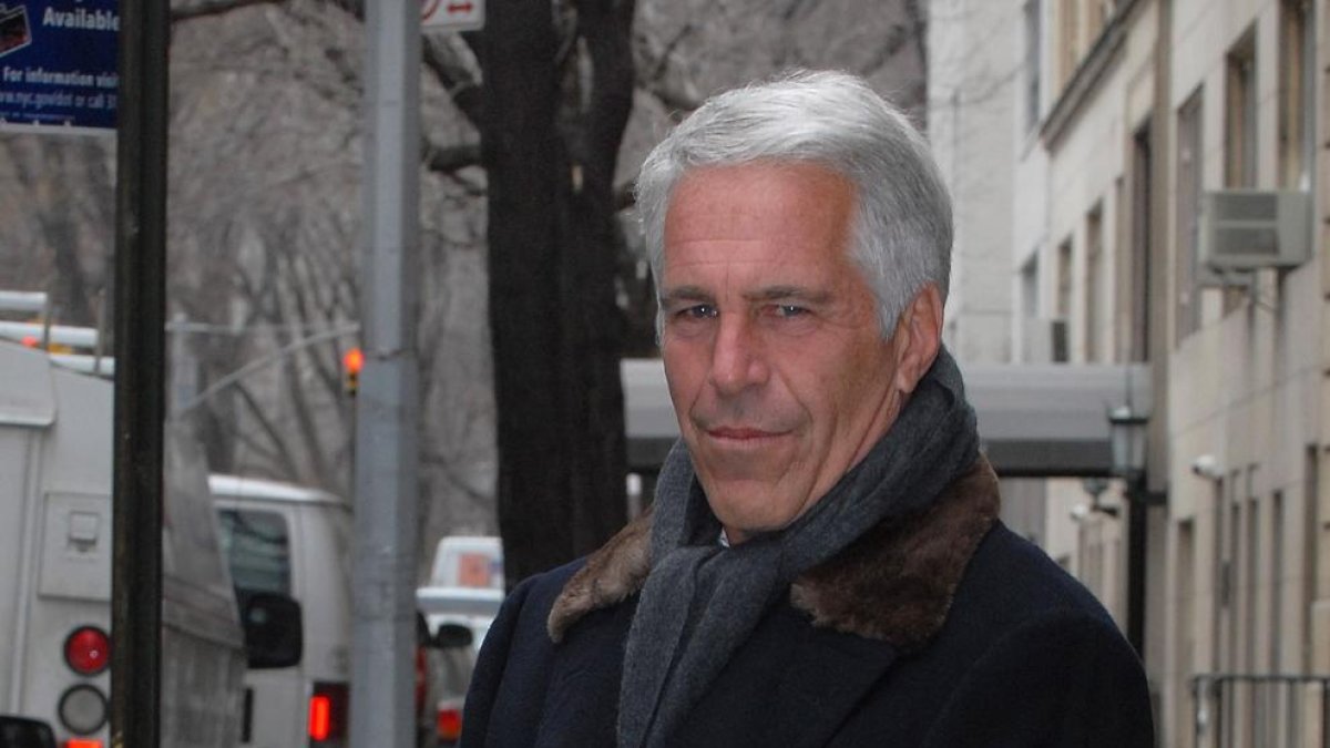 El millonario Jeffrey Epstein se ahorcó ayer en su celda, en una cárcel de Manhattan.