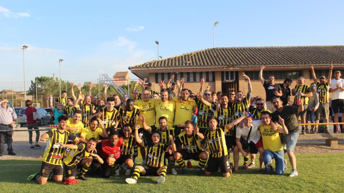 L’equip i el cos tècnic de l’Angulària celebren la victòria i la classificació a la Copa Catalunya.