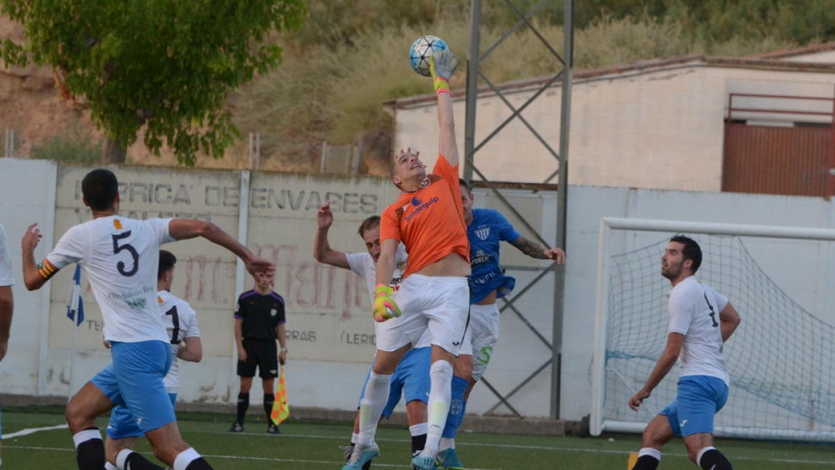 El porter del Borges refusa una pilota a l’àrea malgrat l’intent de rematada d’un jugador local.
