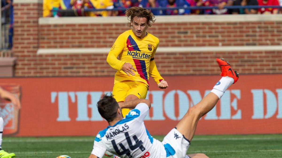 Griezmann, que se estrenó como goleador, centra y el balón golpea en el brazo de Manolas.