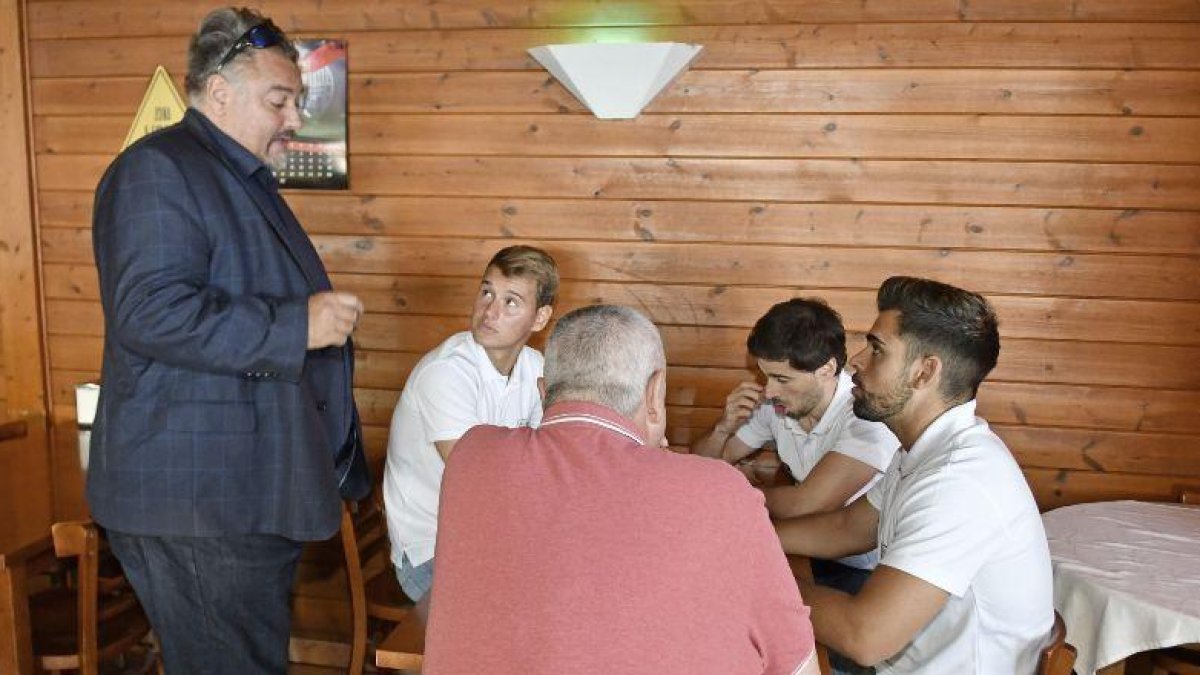 El propietario del Reus, Clifton Onolfo, con los árbitros del partido ante el Vilanova, que no se jugó.