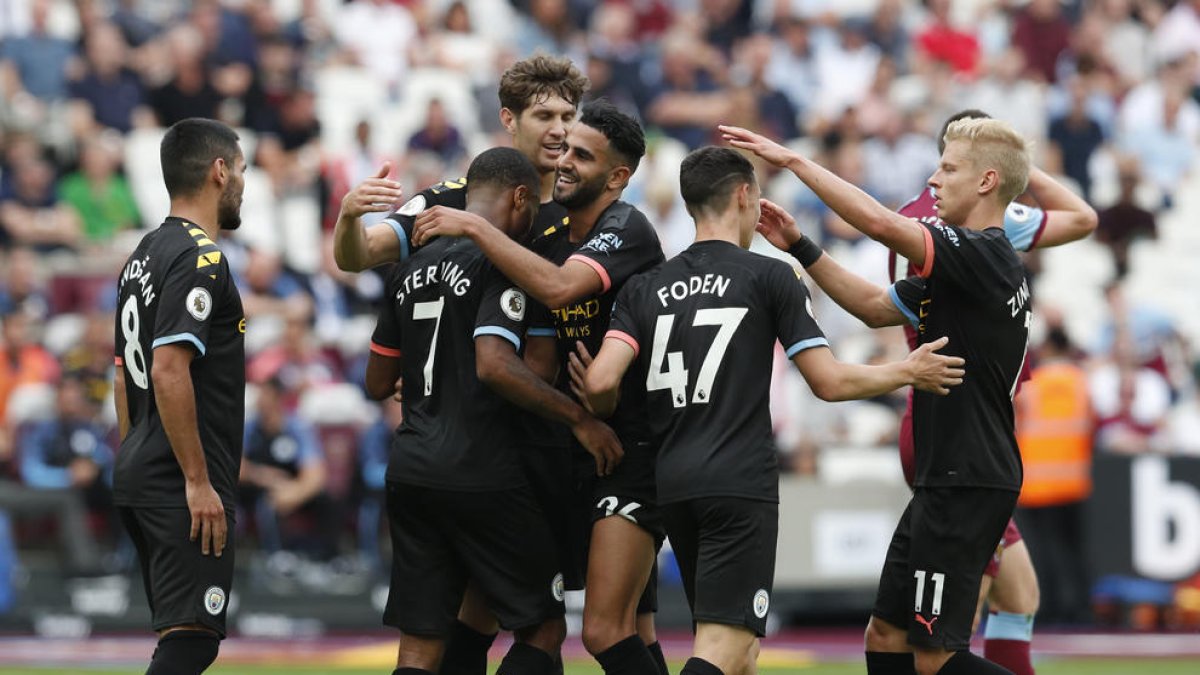 Los futbolistas del Manchester City celebran con Sterling el quinto gol frente al West Ham.