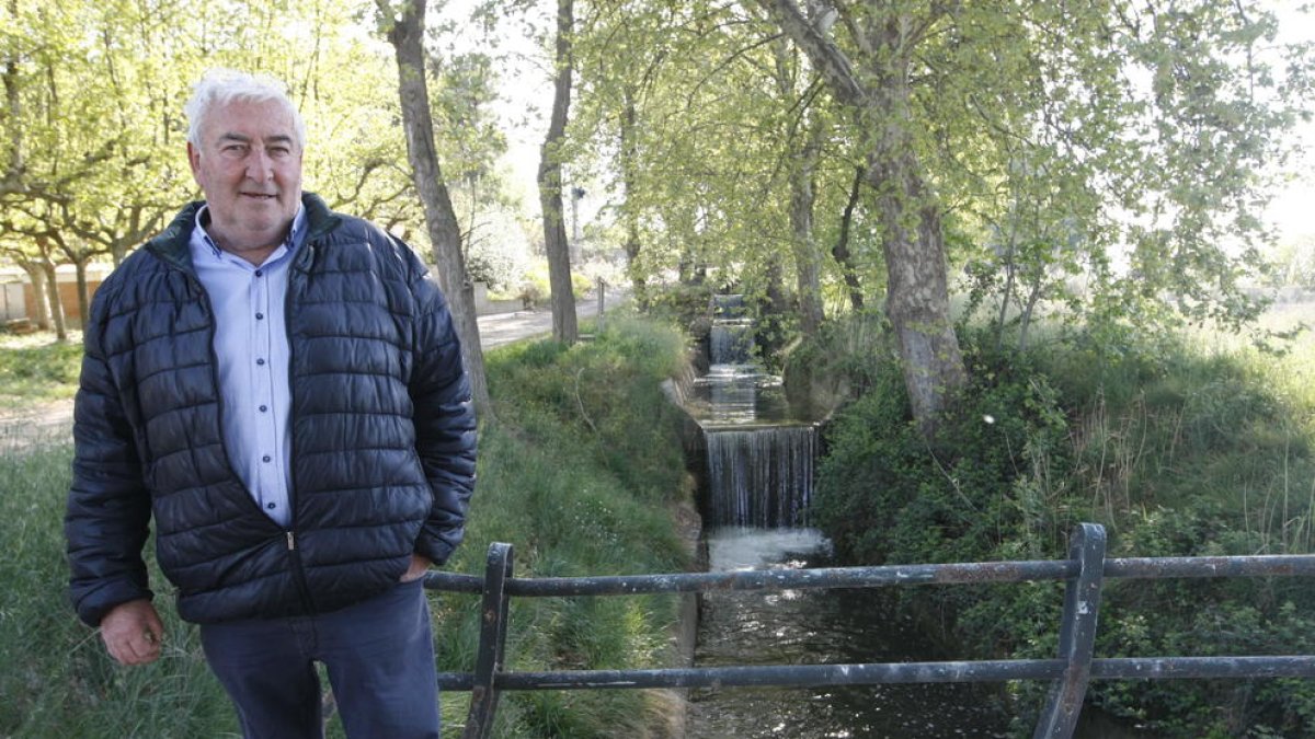 Amadeu Ros, en un dels salts d’aigua del canal d’Urgell a Mollerussa, en una imatge d’arxiu.