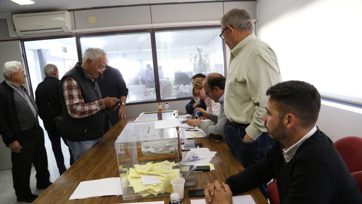Boldú, dempeus a la dreta, contempla la presentació de credencials pels regants que van votar.