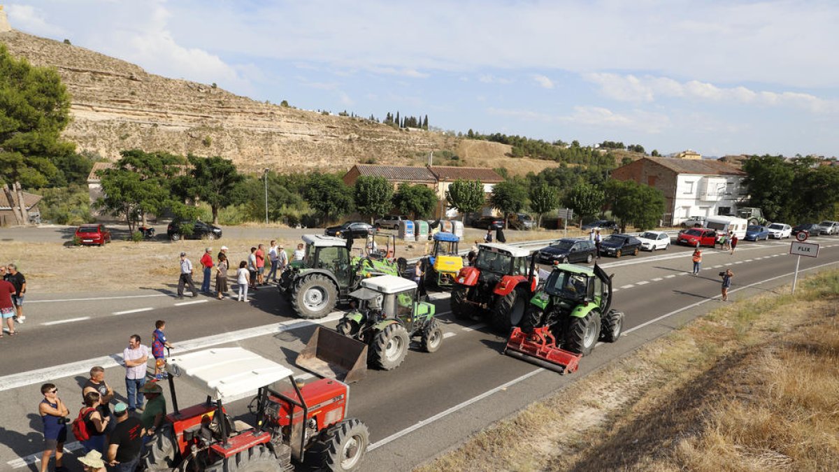 Más de 150 personas se concentraron ayer entre los kilómetros 86 y 87 de la C-12 cerca de Flix.