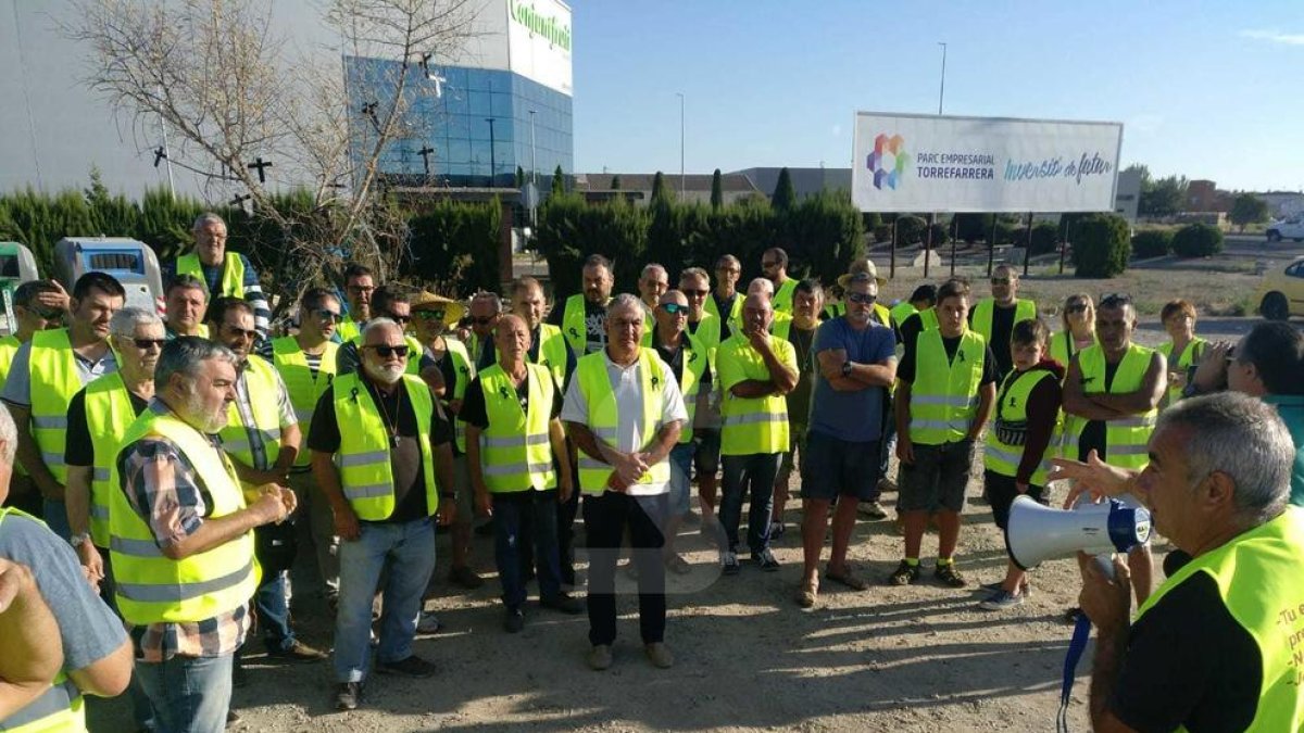 Agricultors i ramaders, a Torrefarrera abans de començar la marxa lenta.