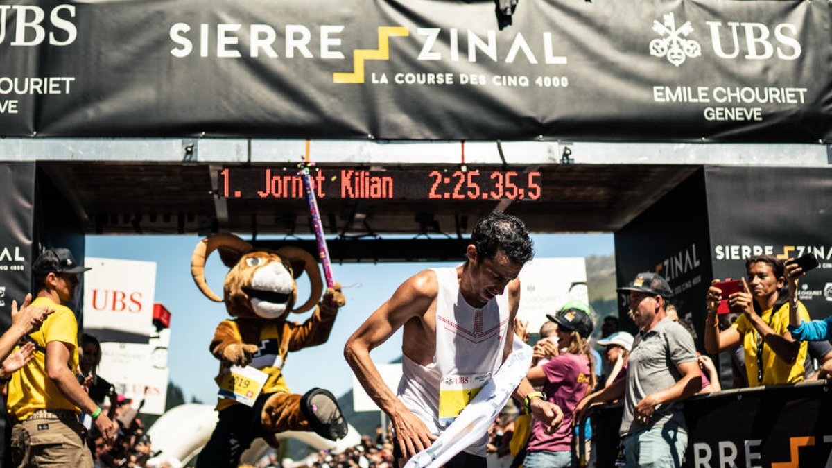 Kilian Jornet, tot just creuar la línia de meta batent una marca que durava des del 2003.