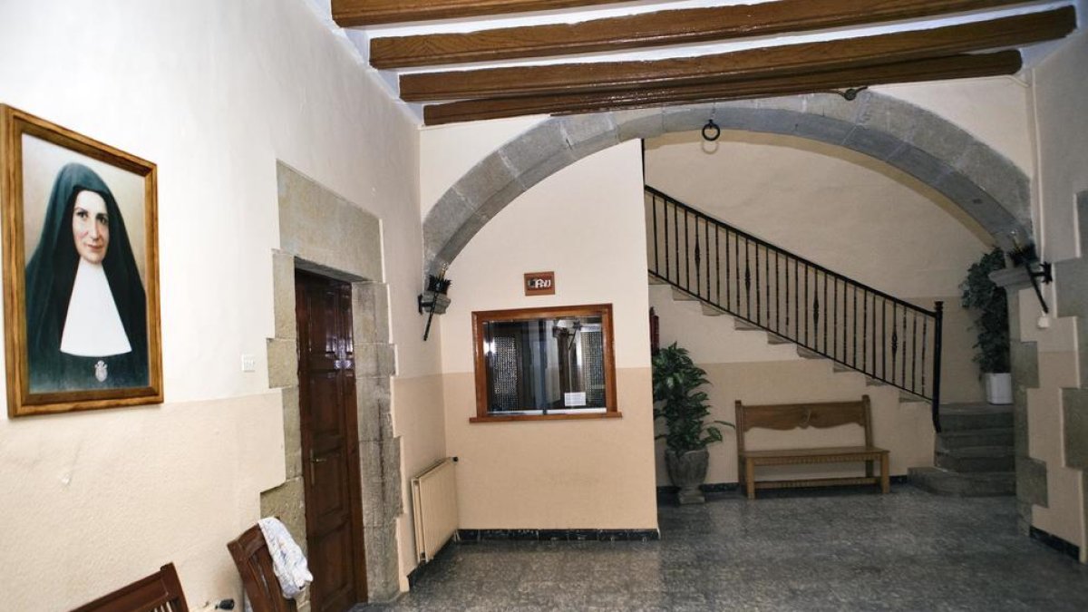 La recepción del albergue, con un retrato de la fundadora de la congregación, la Mare Janer.