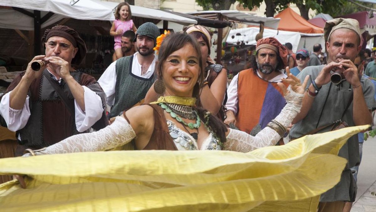 Espectacle itinerant amb La Cremallera Teatre.