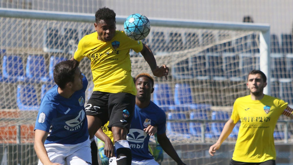 El Lleida Esportiu B va saber patir en defensa per emportar-se els tres punts i allunyar-se del descens.