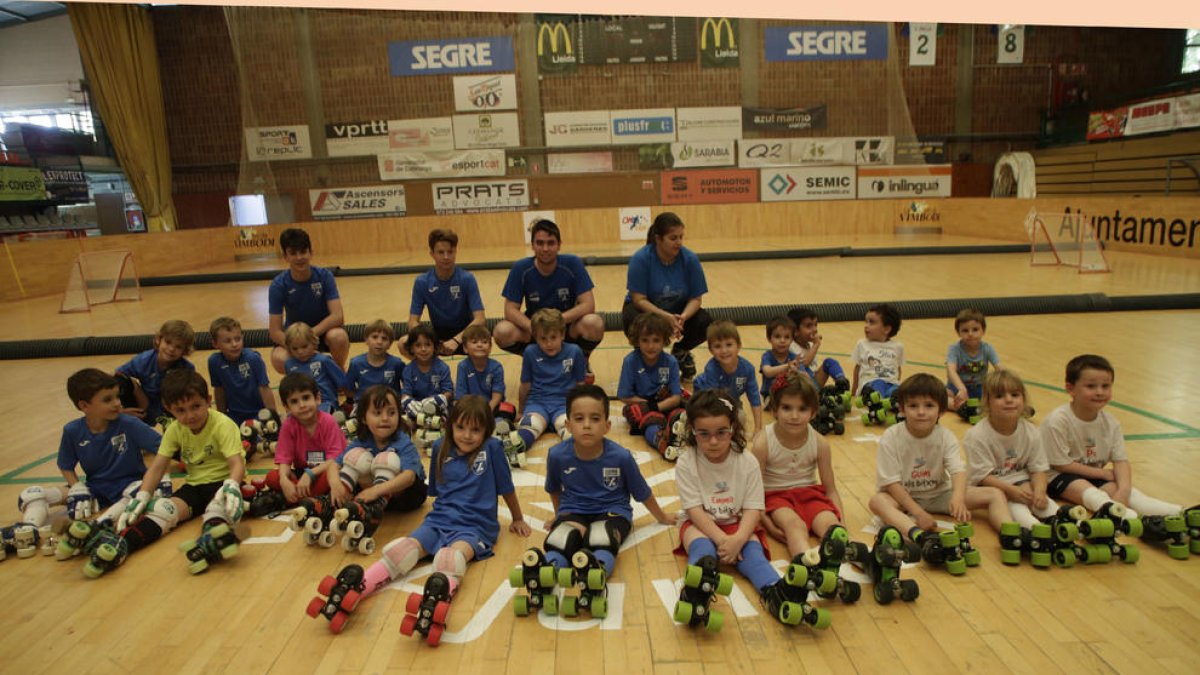 En la imagen, buena parte de los jugadores y jugadoras que forman parte de la Escoleta del Llista, junto a sus entrenadores.