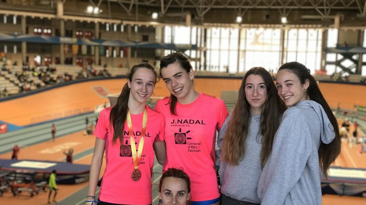 Aida Alemany, con la medalla de bronce, posa junto al resto de componentes del Arbeca.