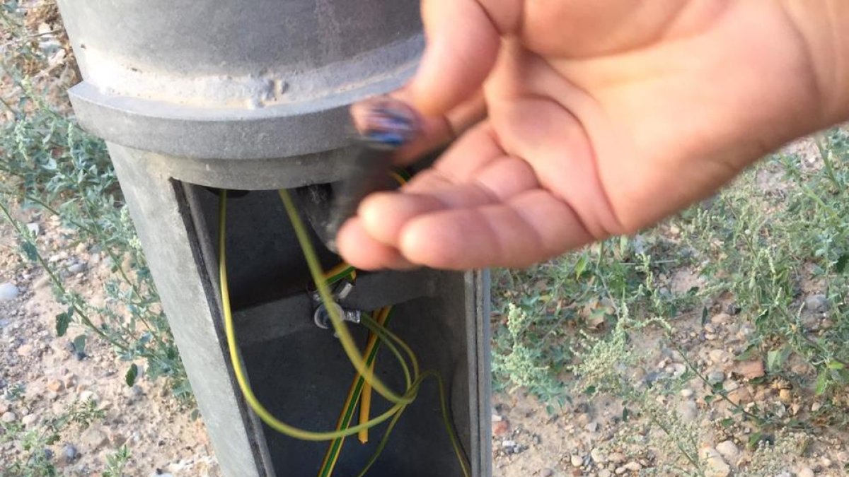 Els lladres es van emportar el cable de les sis torres d’il·luminació.