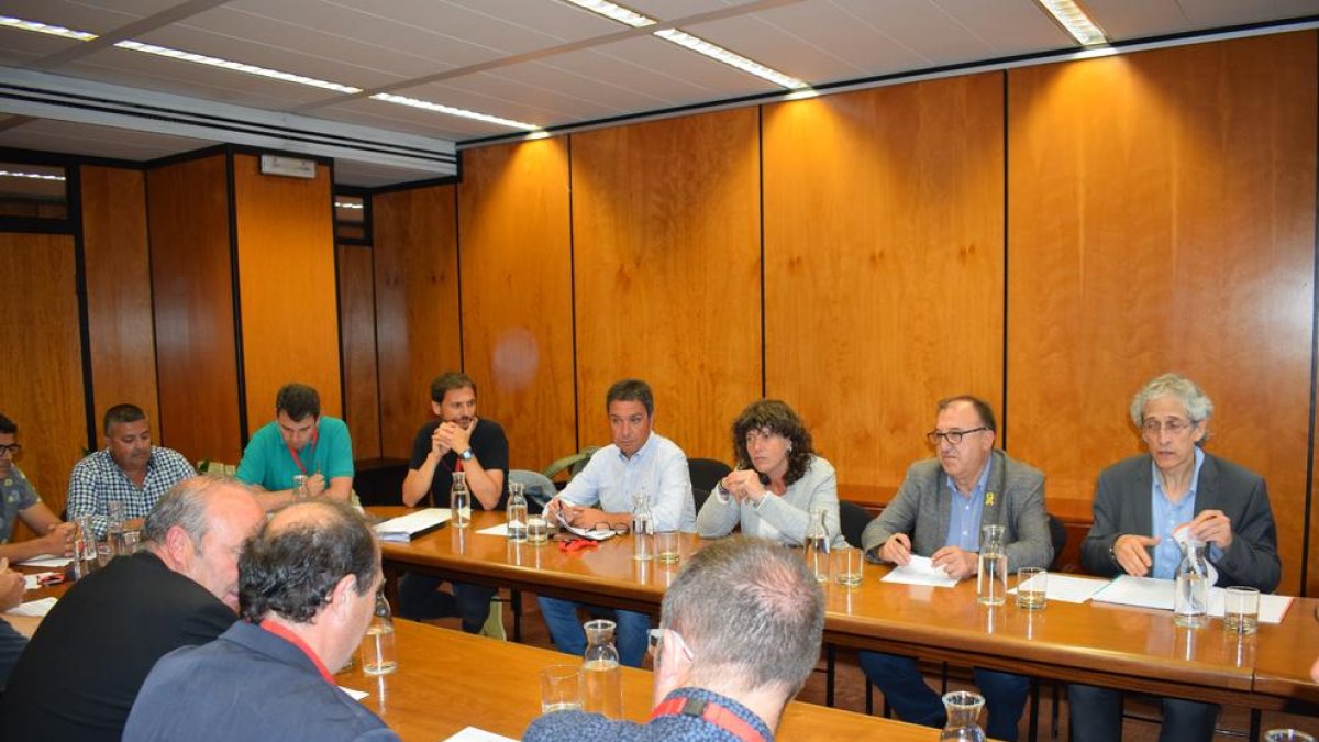 Un momento de la reunión ayer de la consellera de Agricultura con miembros de la FCAC.
