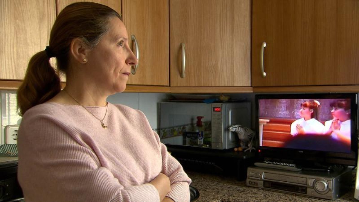 La mare de Marta, davant d’un vídeo de la comunió de la seua filla.