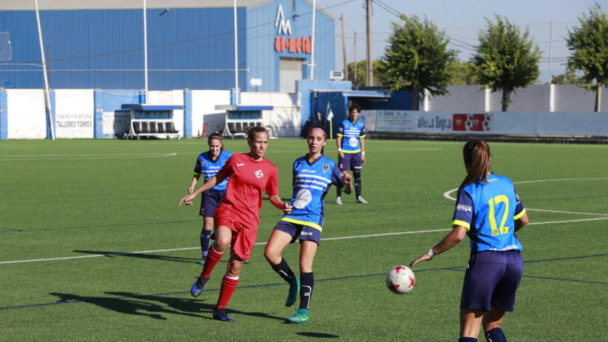 Una acció del partit que van disputar ahir AEM i Igualada al terreny de joc lleidatà.