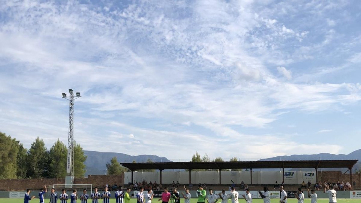 Els jugadors dels dos equips saluden l’afició.