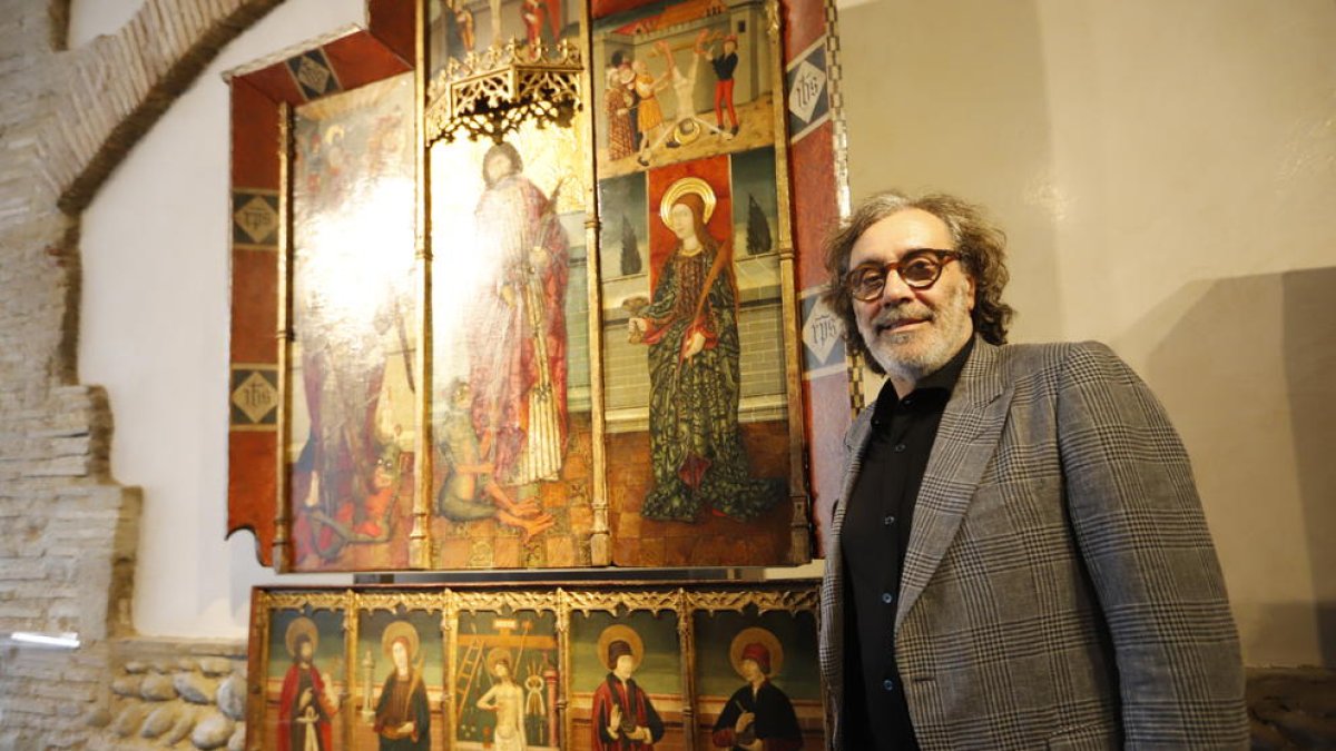 Tatxo Benet y el President Quim Torra, ayer junto al retablo gótico de Capella y el resto de autoridades del Consorci del Museu de Lleida.