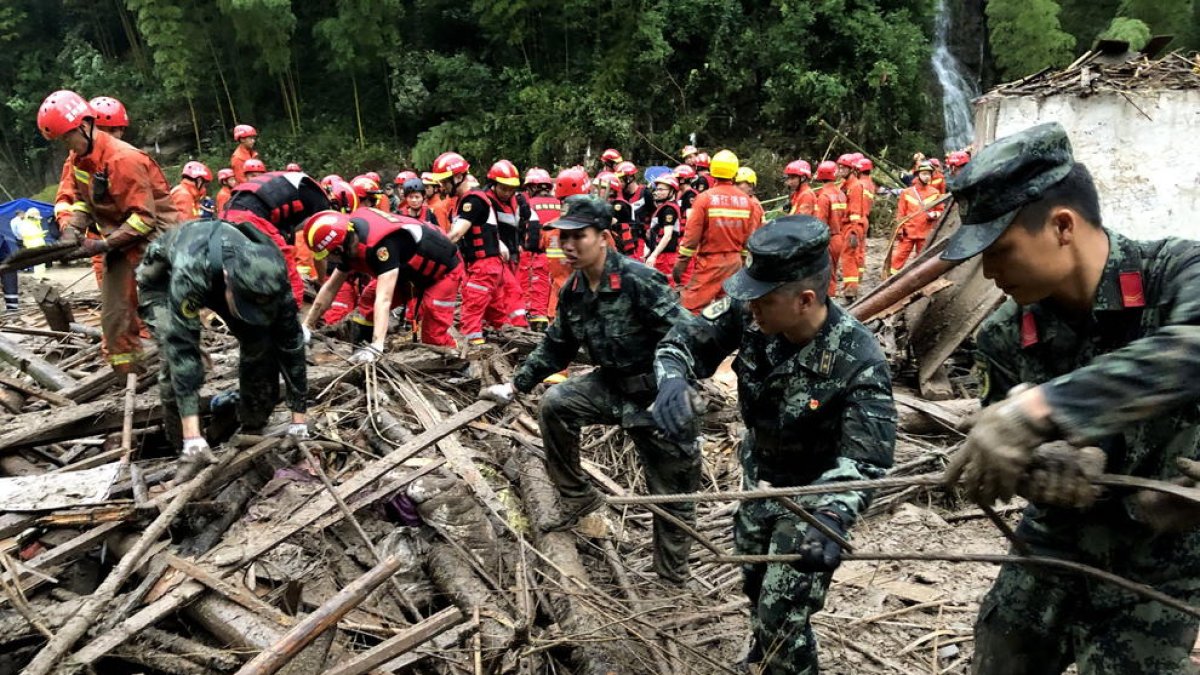 Militares chinos trabajando en las tareas de desescombro.