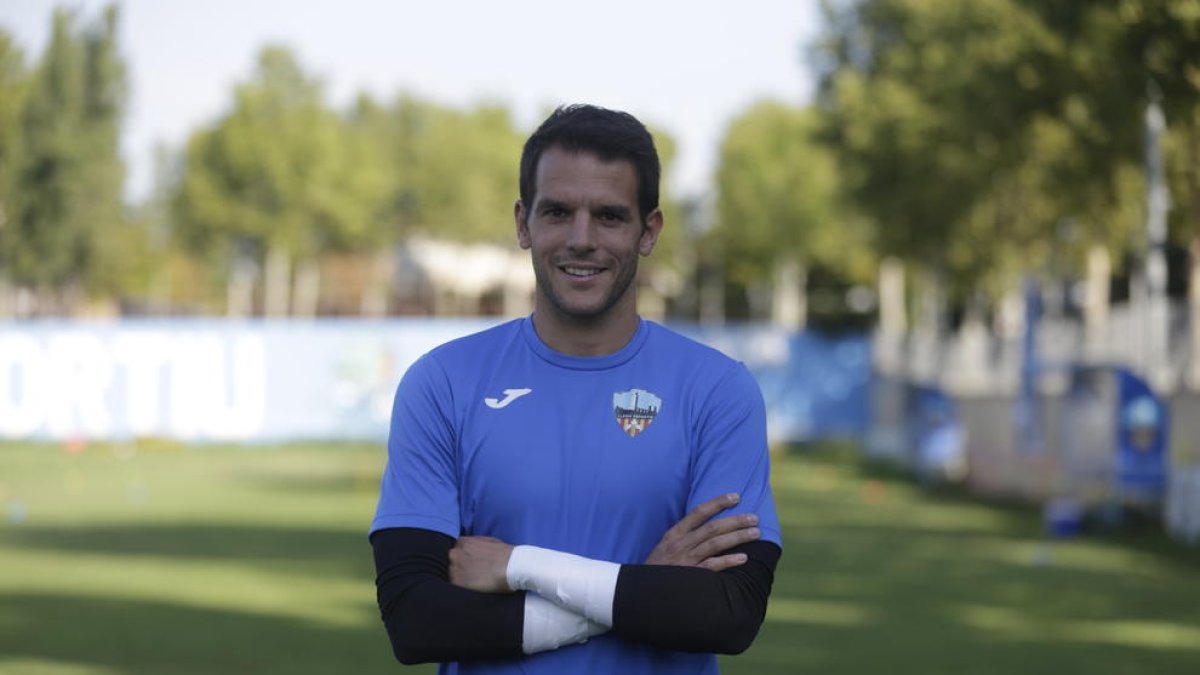 Juanto Ortuño lluita amb un jugador de l’Olot en una acció del partit d’ahir.