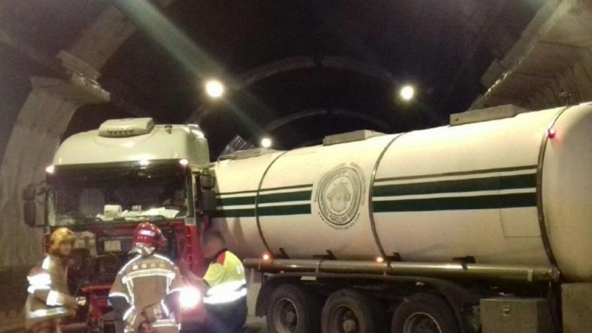 Imatge del camió dins del túnel del Bruc.