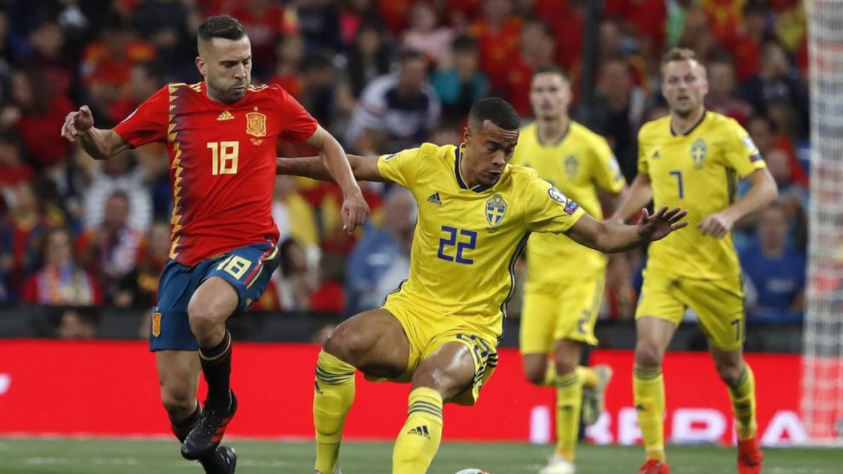 Jordi Alba pressiona sobre el davanter suec Quaison.