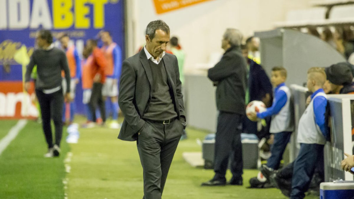 Joan Carles Oliva, con gesto de preocupación, en un momento del partido de ayer.