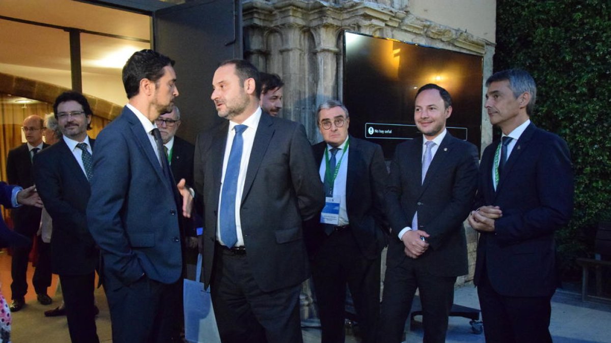 Ábalos conversa amb el conseller Calvet, a l’esquerra.