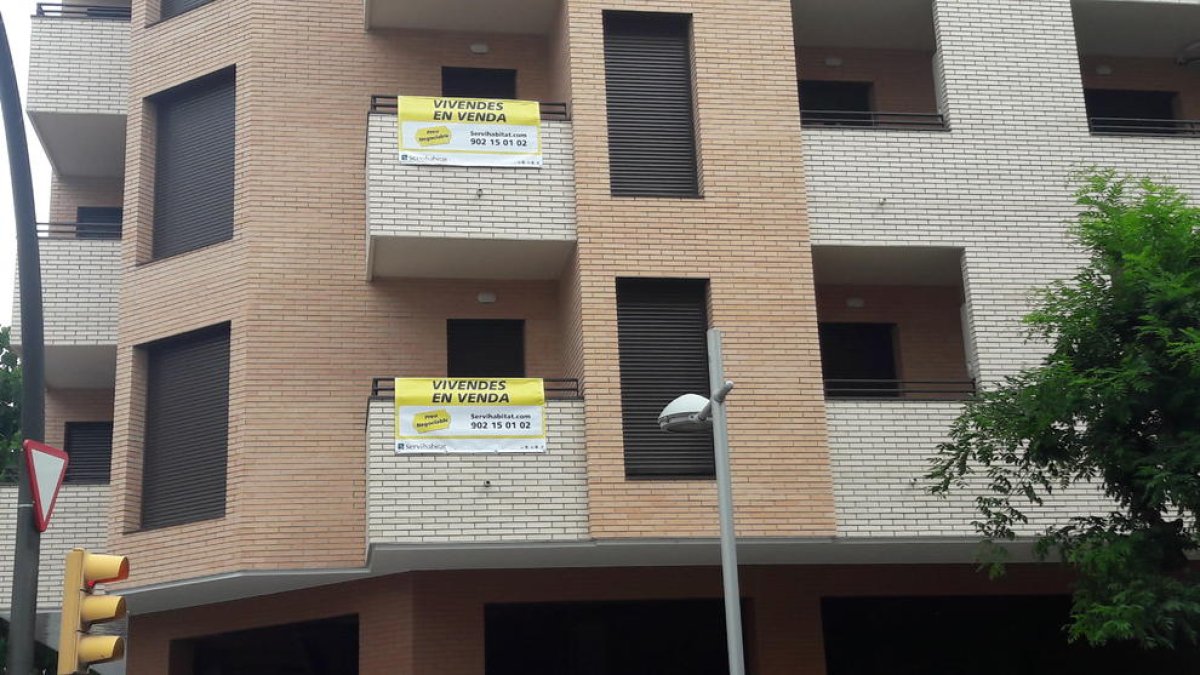 Un edificio con viviendas en venta.