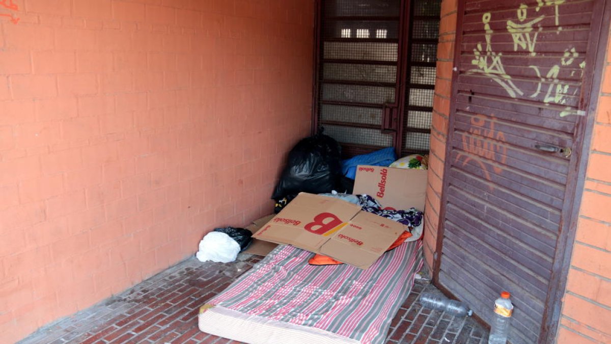 Pertinences de temporers que dormen al carrer a Lleida, en una imatge d'arxiu.