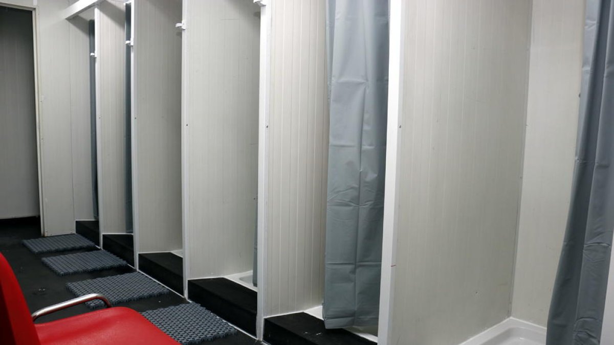 Duchas en la oficina de atención a los temporeros en la ciudad de Lleida.