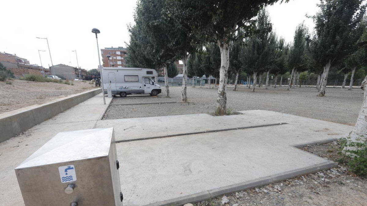 Autocaravanes estacionades a l’àrea de serveis de Balaguer.