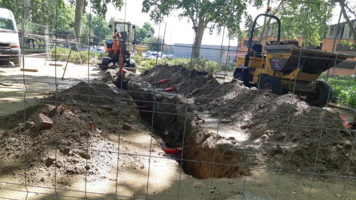 Reparen una canonada de sanejament dels Camps Elisis